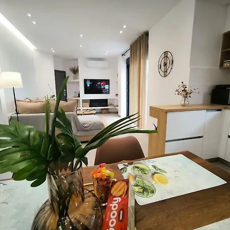Floral Home 2 - 1St Floor Apt With Private Parking!-2